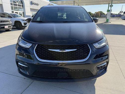 Diamond Black Crystal Pearlcoat 2026 Chrysler Pacifica L