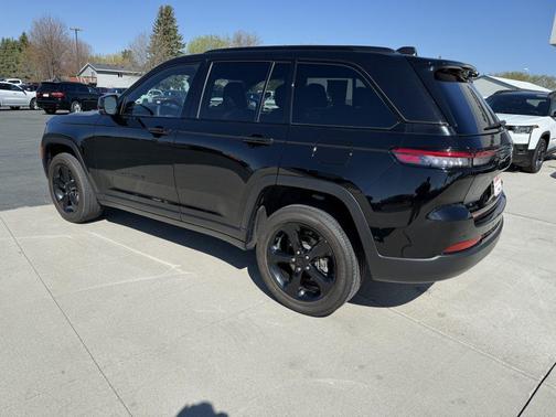 Diamond Black Crystal Pearlcoat 2023 Jeep Grand Cherokee Altitude