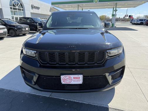Diamond Black Crystal Pearlcoat 2023 Jeep Grand Cherokee Altitude