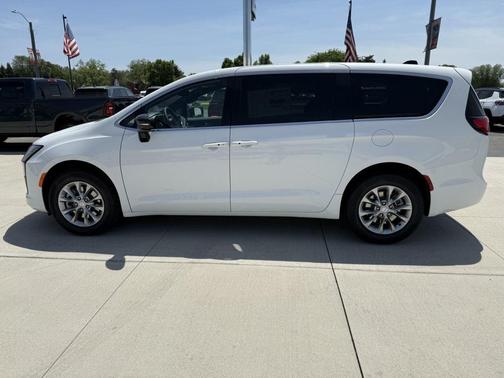 Bright White Clearcoat 2027 Chrysler Pacifica L
