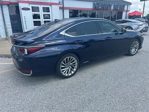 2022 Lexus ES 300h Ultra Luxury
