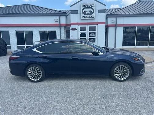 2022 Lexus ES 300h Ultra Luxury
