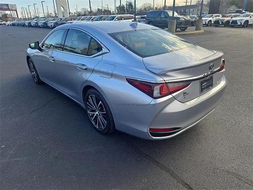 2023 Lexus ES 300h Base