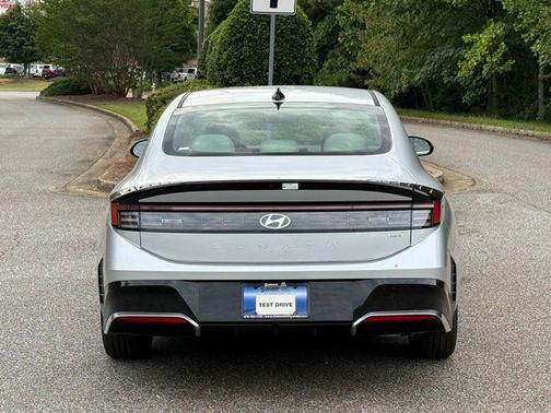 Aero Silver 2025 Hyundai SONATA Hybrid SE