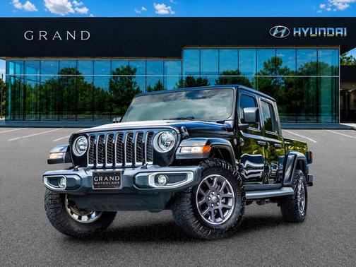 Black Clearcoat 2022 Jeep Gladiator Overland