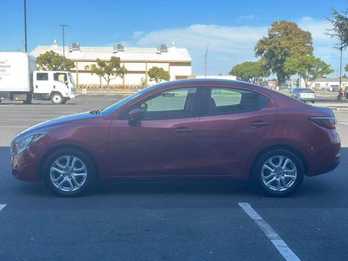 Pulse 2017 Toyota Yaris iA Base