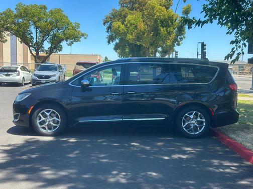 Brilliant Black Crystal Pearlcoat 2017 Chrysler Pacifica Limited
