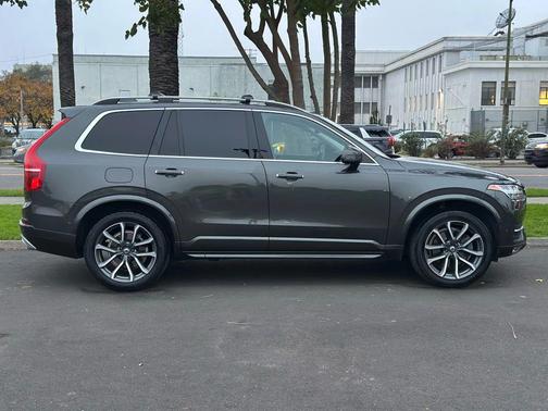 2018 Volvo XC90 T6 Momentum