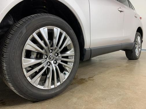 2023 Toyota Venza XLE