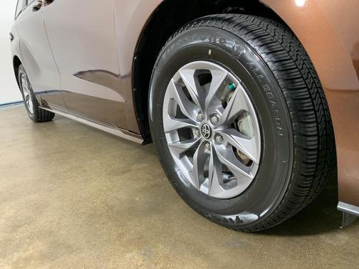 2022 Toyota Sienna XLE