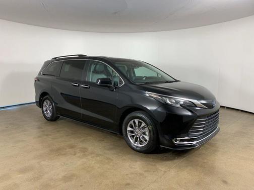 Midnight Black Metallic 2024 Toyota Sienna XLE