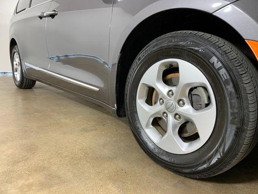 Granite Crystal Metallic Clearcoat 2017 Chrysler Pacifica Touring-L