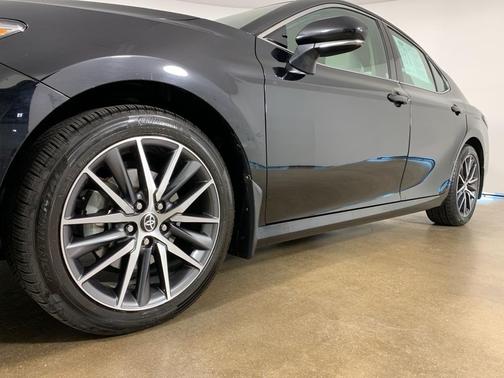 2022 Toyota Camry Hybrid XLE