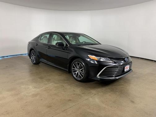2022 Toyota Camry Hybrid XLE