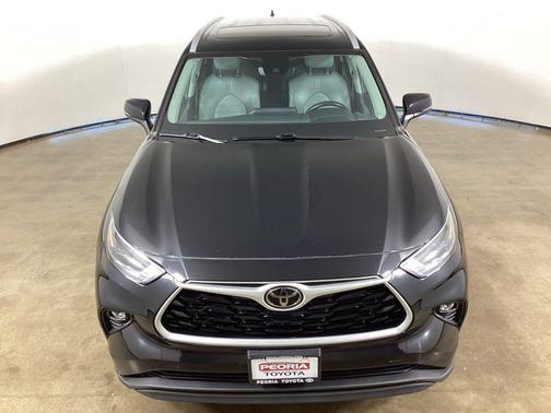 Midnight Black Metallic 2022 Toyota Highlander XLE