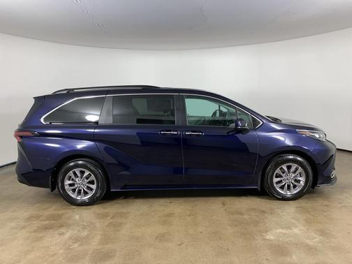2024 Toyota Sienna XLE 8 Passenger