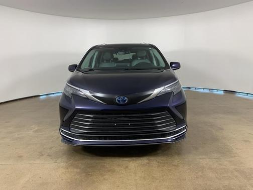 2024 Toyota Sienna XLE 8 Passenger