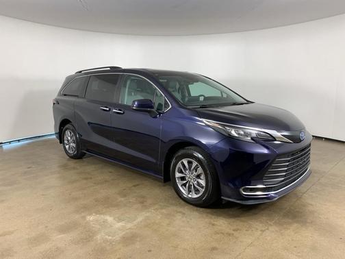 2024 Toyota Sienna XLE 8 Passenger