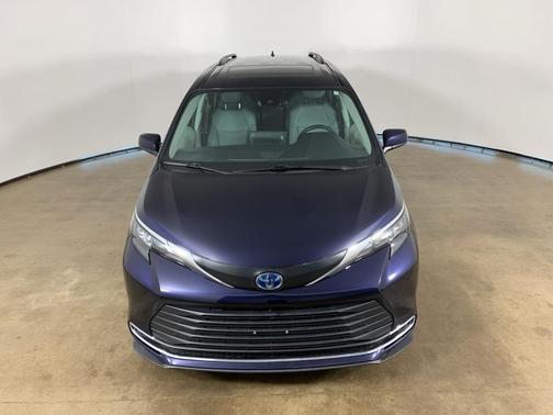 2024 Toyota Sienna XLE 8 Passenger