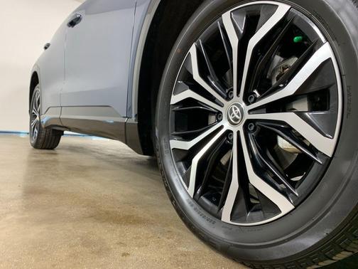 2025 Toyota Crown Signia XLE