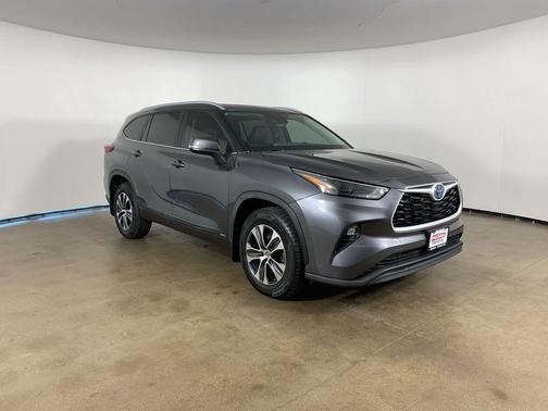 Magnetic Gray Metallic 2023 Toyota Highlander Hybrid XLE