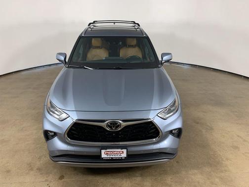 Moon Dust 2023 Toyota Highlander Platinum