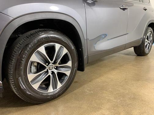 Magnetic Gray Metallic 2024 Toyota Highlander XLE