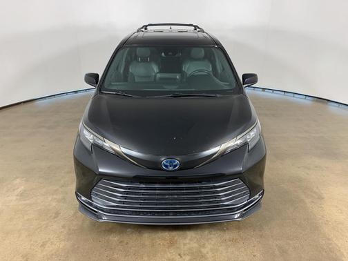 2022 Toyota Sienna Woodland Edition