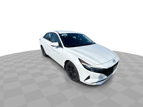 Quartz White 2022 Hyundai ELANTRA SEL IVT