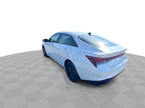Quartz White 2022 Hyundai ELANTRA SEL IVT