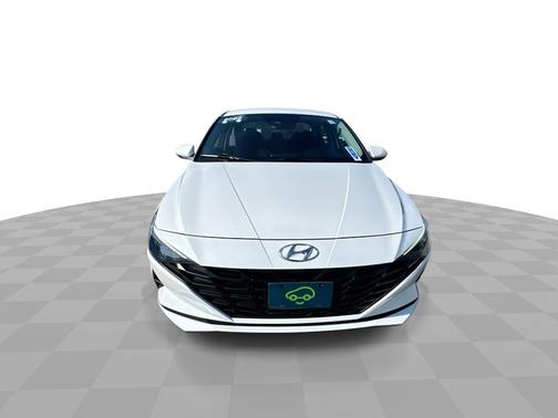 Quartz White 2022 Hyundai ELANTRA SEL IVT