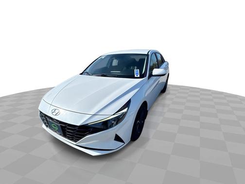 Quartz White 2022 Hyundai ELANTRA SEL IVT