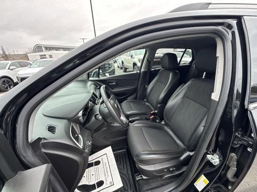 Mosaic Black Metallic 2019 Chevrolet Trax FWD 4dr LT