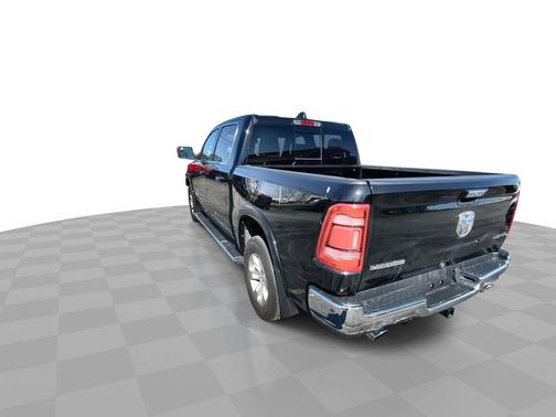 Diamond Black Crystal Pearlcoat 2022 RAM 1500 Laramie 4x4 Crew Cab 5'7" Box