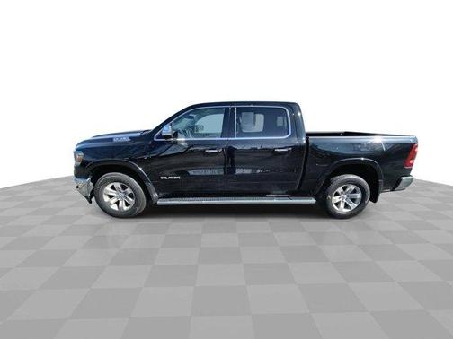 Diamond Black Crystal Pearlcoat 2022 RAM 1500 Laramie 4x4 Crew Cab 5'7" Box