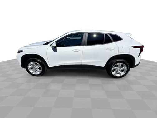 Summit White 2025 Chevrolet Trax FWD 4dr LS