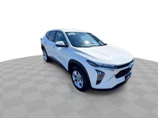 Summit White 2025 Chevrolet Trax FWD 4dr LS