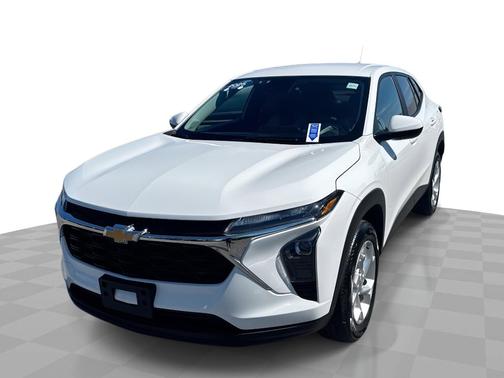Summit White 2025 Chevrolet Trax FWD 4dr LS
