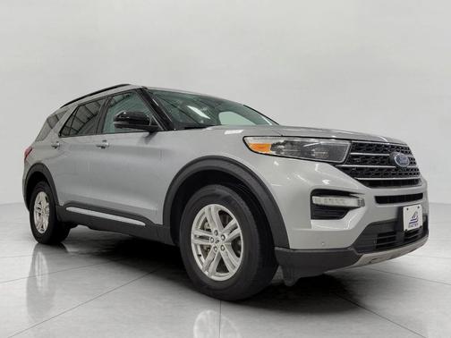 ICONIC SILVER METALLIC 2023 Ford Explorer XLT