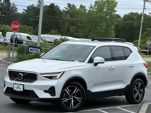 2025 Volvo XC40 B5 Core Bright Theme
