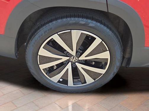Kings Red 2023 Volkswagen Taos 1.5T SE