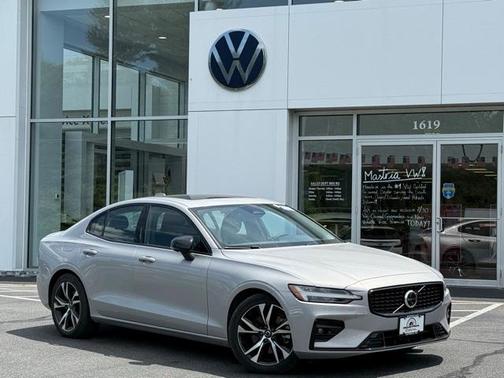 2024 Volvo S60 B5 Plus Dark Theme