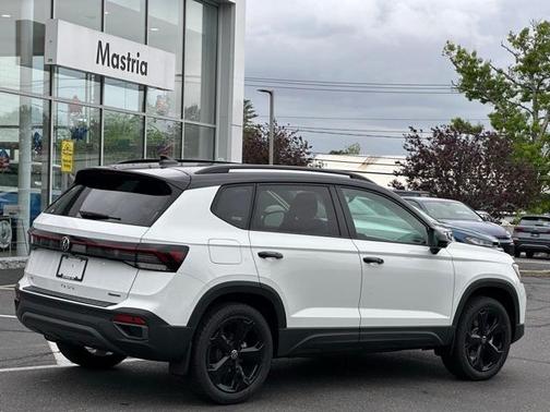 2025 Volkswagen Taos 1.5T SE Black