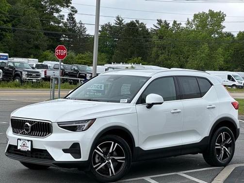 2025 Volvo XC40 B5 Core Bright Theme