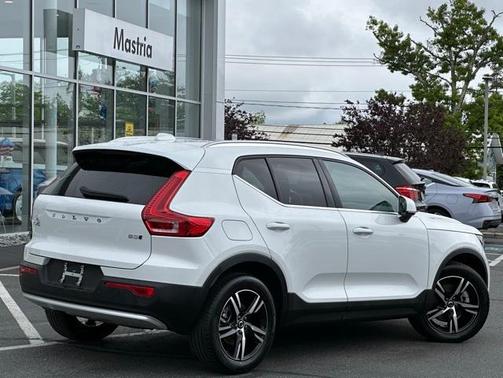 2025 Volvo XC40 B5 Core Bright Theme