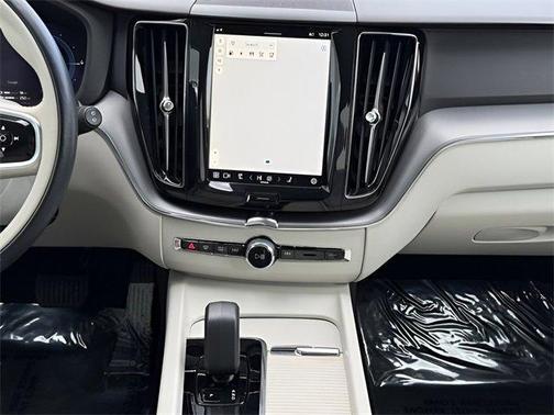 2024 Volvo XC60 Recharge Plug-In Hybrid T8 Core Dark Theme