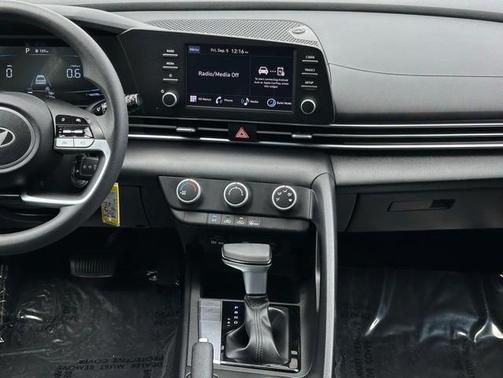 2024 Hyundai ELANTRA SE