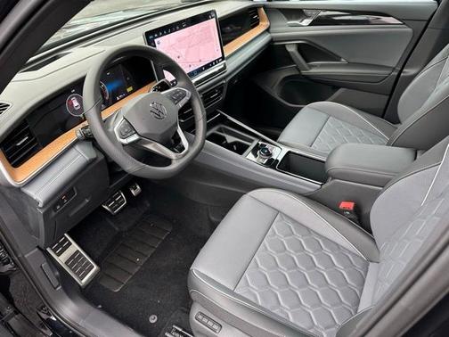 2025 Volkswagen Tiguan 2.0T SEL R-Line