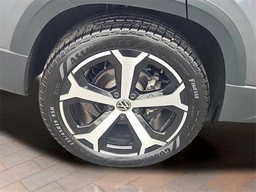 2025 Volkswagen Taos 1.5T SEL