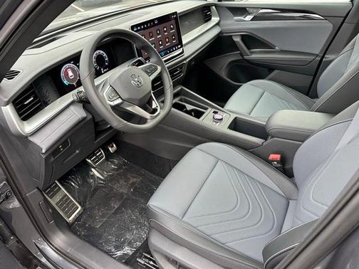 2025 Volkswagen Tiguan 2.0T SE R-Line Black